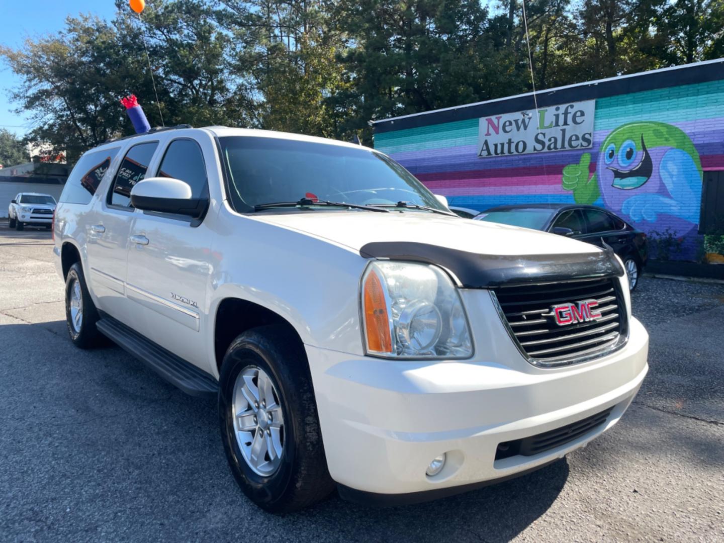 2012 WHITE GMC YUKON XL 1500 SLT (1GKS1LE07CR) with an 5.3L engine, Automatic transmission, located at 5103 Dorchester Rd., Charleston, SC, 29418-5607, (843) 767-1122, 36.245171, -115.228050 - Photo#0